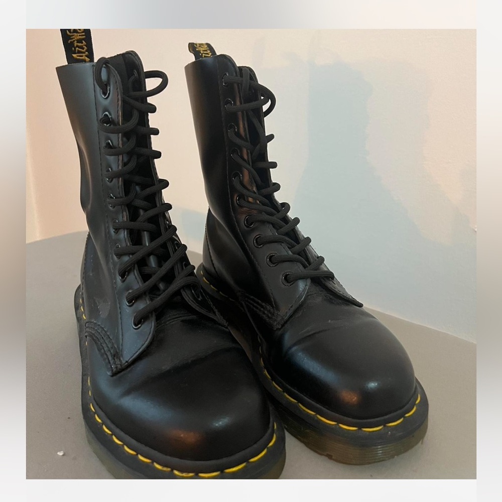 The Classic Dr. Martens Combat boot 🥾 - size US 6, EU 37